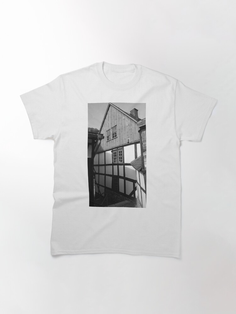 Alternative Ansicht von Fachwerkhaus in Stolberg / Harz in schwarz-weiß Classic T-Shirt