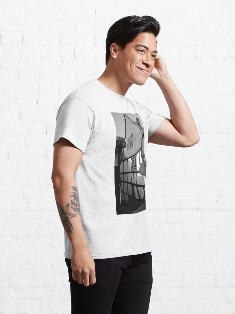 Alternative Ansicht von Fachwerkhaus in Stolberg / Harz in schwarz-weiß Classic T-Shirt