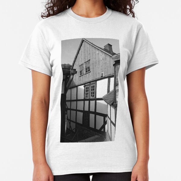 Fachwerkhaus in Stolberg / Harz in schwarz-weiß Classic T-Shirt