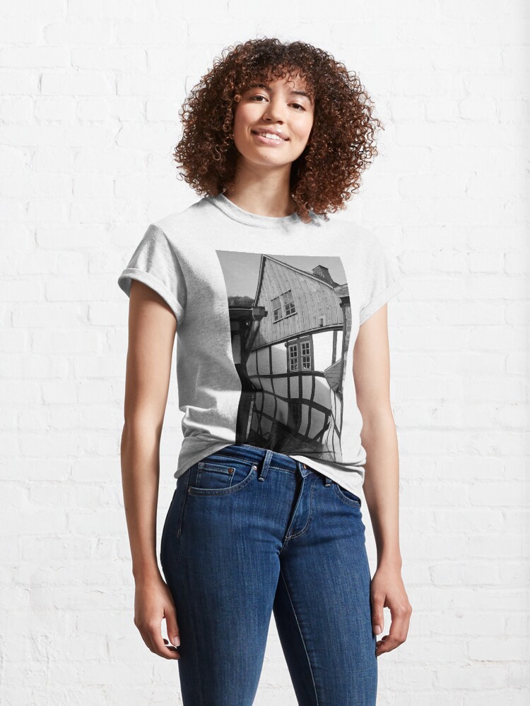 Alternative Ansicht von Fachwerkhaus in Stolberg / Harz in schwarz-weiß Classic T-Shirt