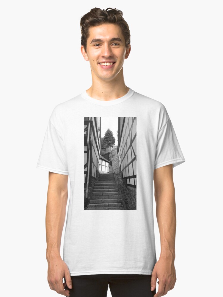 Alternative Ansicht von Gasse in Stolberg / Harz mit Treppe in schwarz-weiß Classic T-Shirt