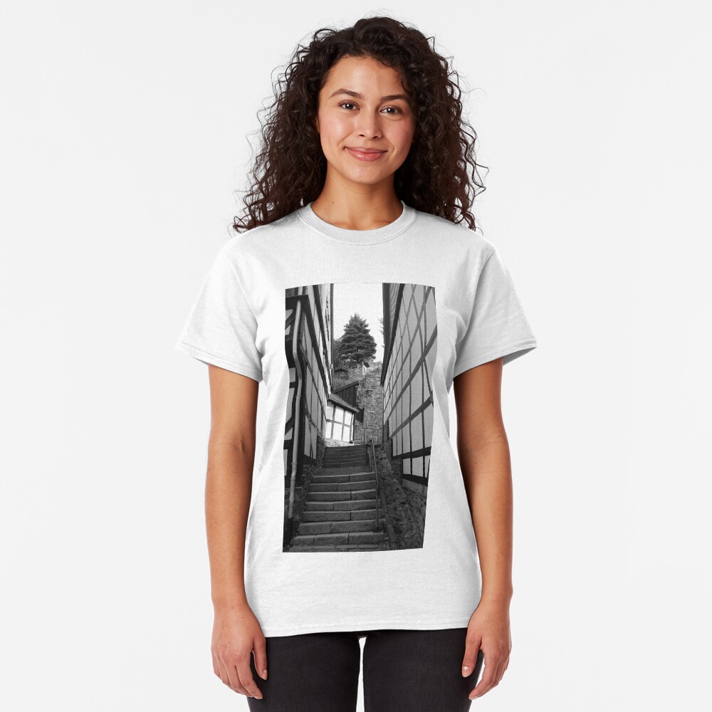 Gasse in Stolberg / Harz mit Treppe in schwarz-weiß Classic T-Shirt