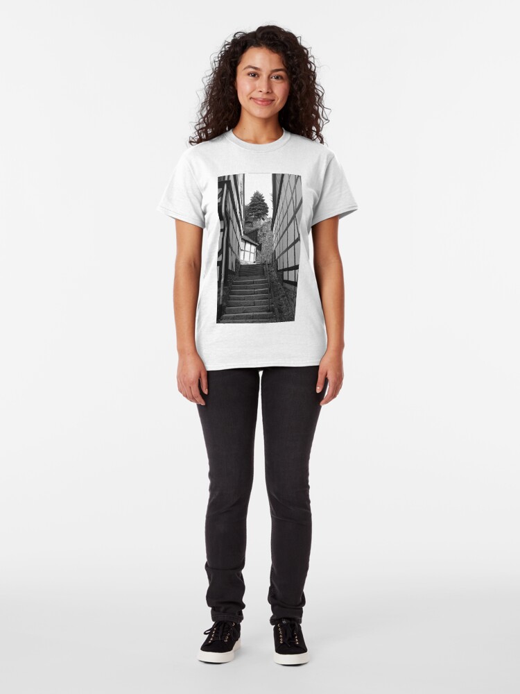 Alternative Ansicht von Gasse in Stolberg / Harz mit Treppe in schwarz-weiß Classic T-Shirt
