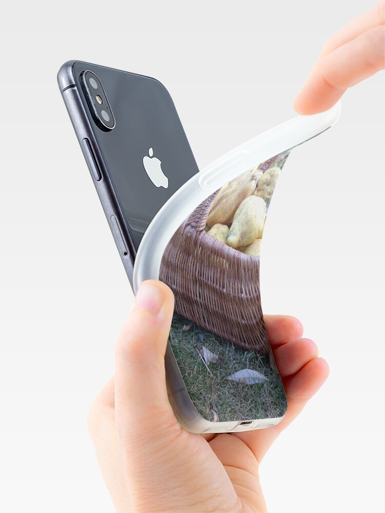 Alternative Ansicht von Quitten im Korb iPhone-Hülle & Cover