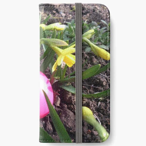 Osterei im Blumenbeet iPhone Flip-Case