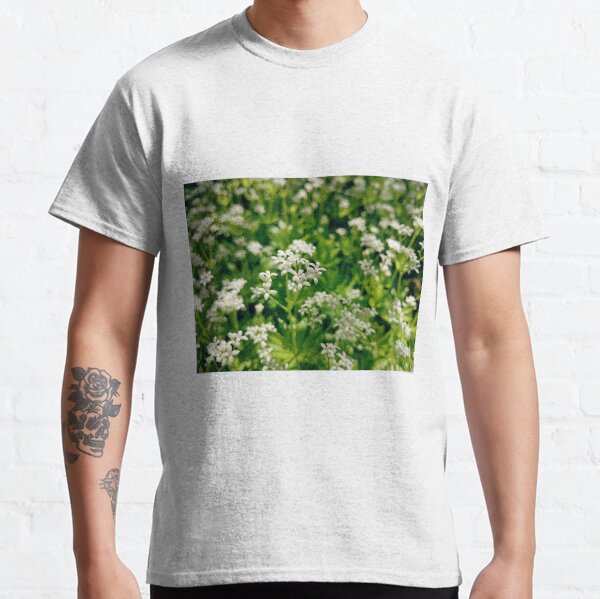Zarte Waldmeister-Blüte Classic T-Shirt