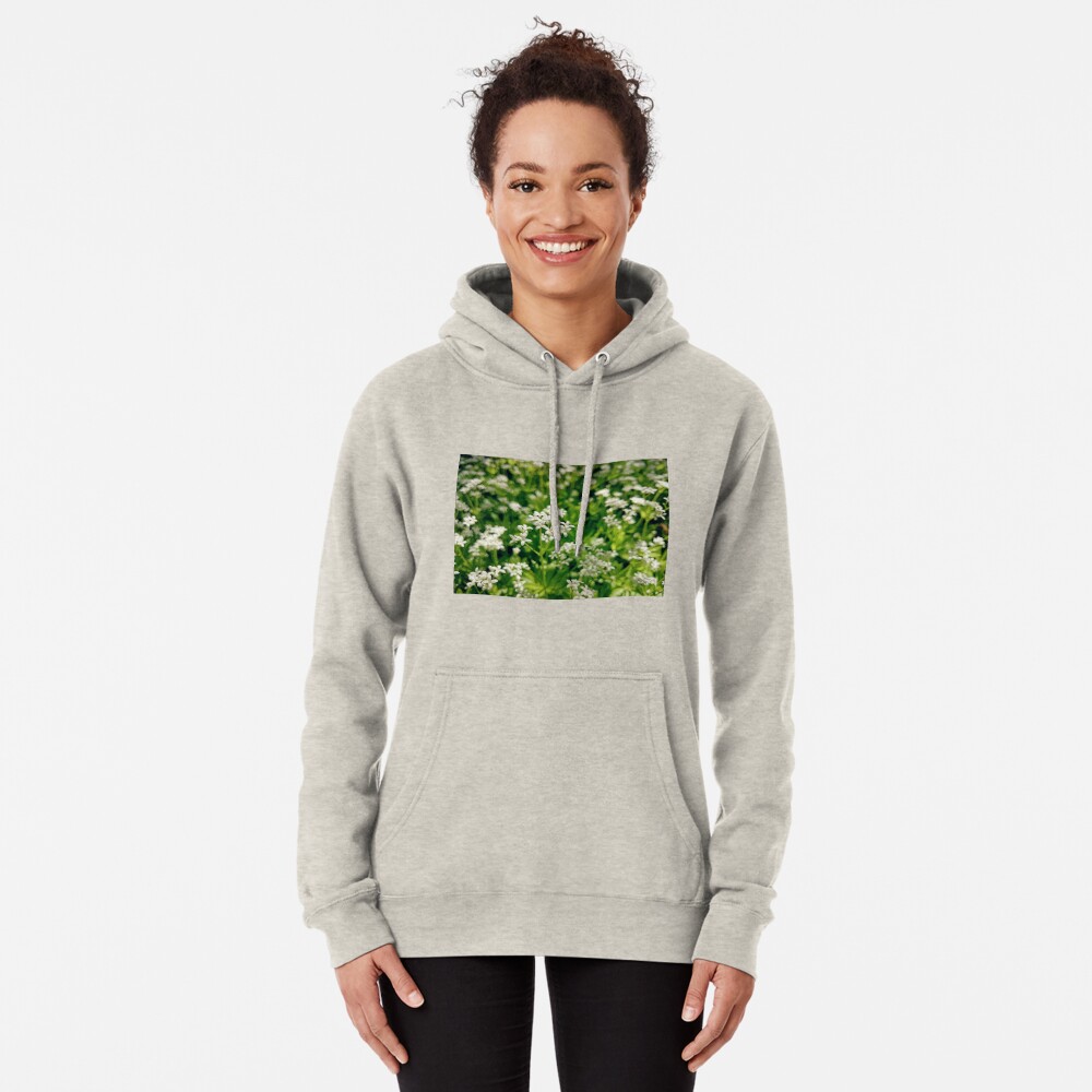 Zarte Waldmeister-Blüte Hoodie