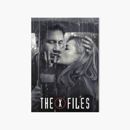 Mulder & Scully: Kiss under the rain Art Board Print