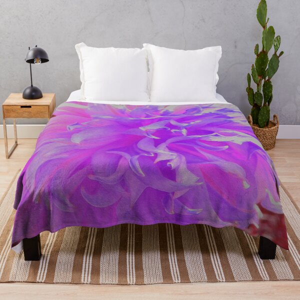 Artikelvorschau, Elegante ultraviolette dekorative Dahlia Flower entworfen und verkauft von myrubiogarden.