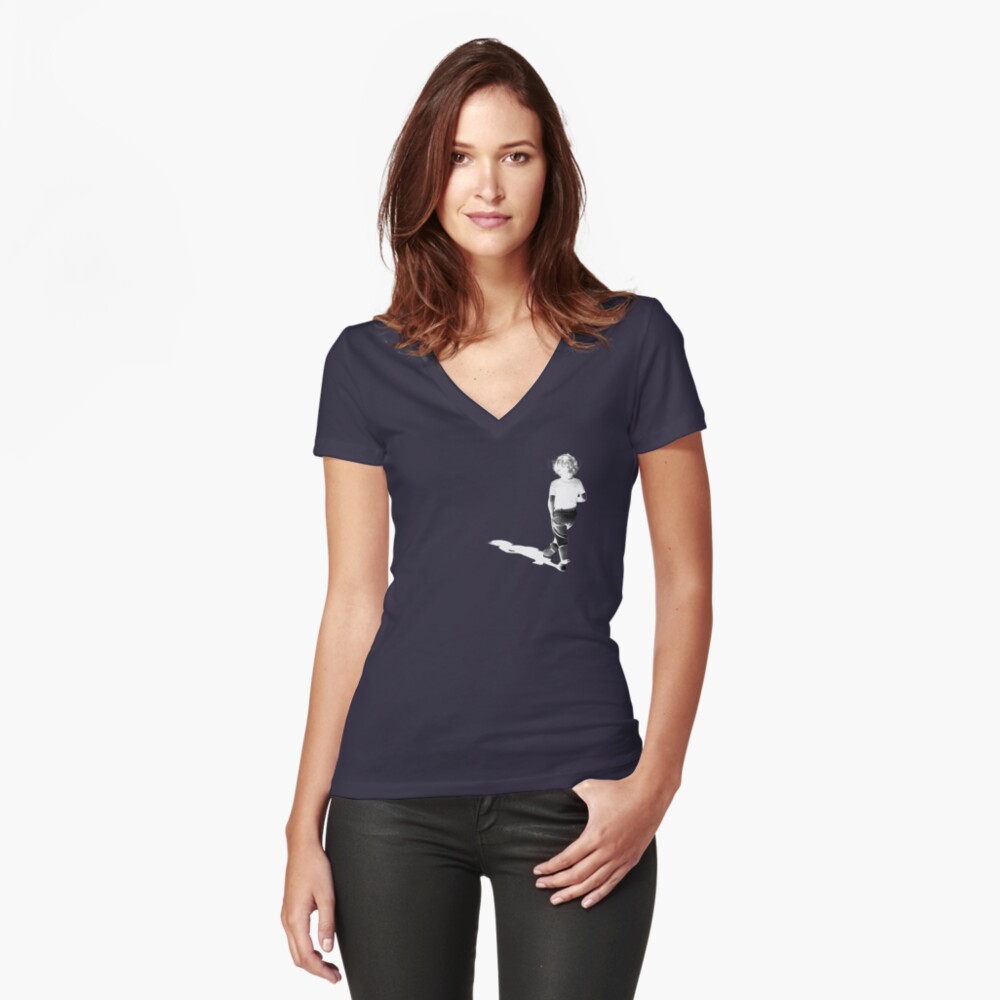 Aperçu de l'œuvre T-shirt moulant col V créée et vendue par GillouParis.