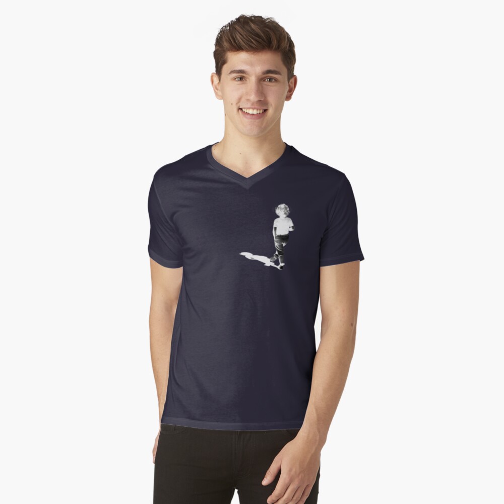 Aperçu de l'œuvre T-shirt col V créée et vendue par GillouParis.