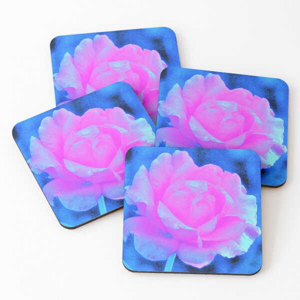 Artikelvorschau, Schöne Pastellrosa-Rose mit blauem Hintergrund entworfen und verkauft von myrubiogarden.