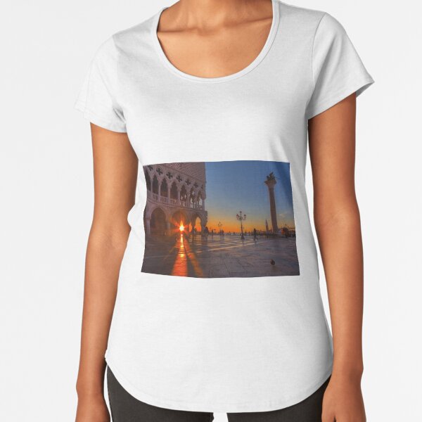 Doge Palace and Piazza San Marco at sunrise in Venice, Italy. Premium Scoop T-Shirt