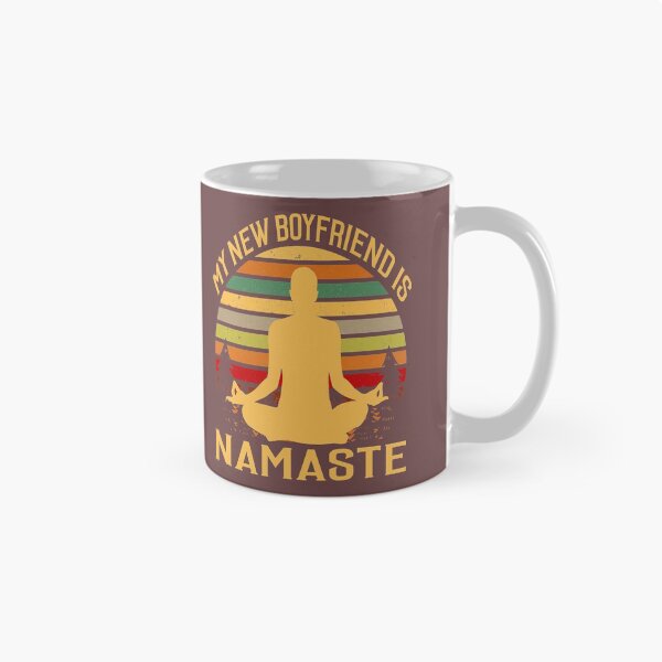 Artikelvorschau, Das lustige mein neuer Freund der Frauen ist das Shirt der Namaste Yoga-Süchtig-Frauen entworfen und verkauft von Hema Thilakaratne.