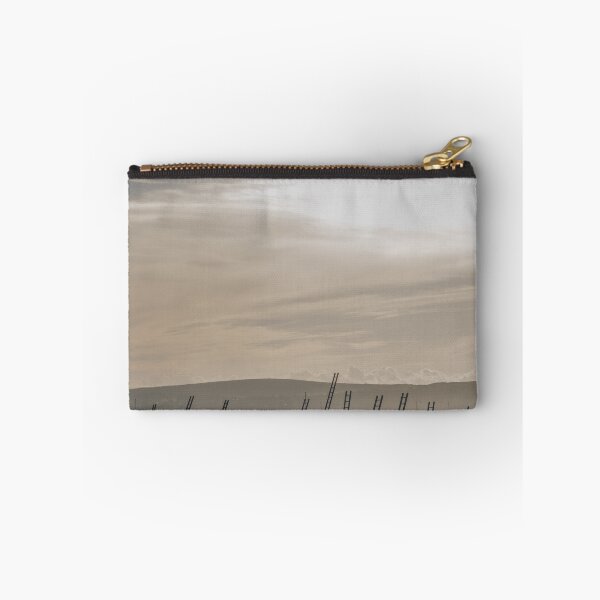 Artikelvorschau, Ladders on skyline with copy space. entworfen und verkauft von Andy Chisholm.
