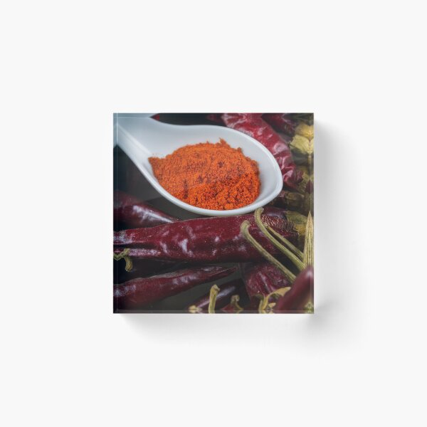 Artikelvorschau, Close up of Hungarian Paprika in spoon on bed of peppers, portrait. entworfen und verkauft von Andy Chisholm.
