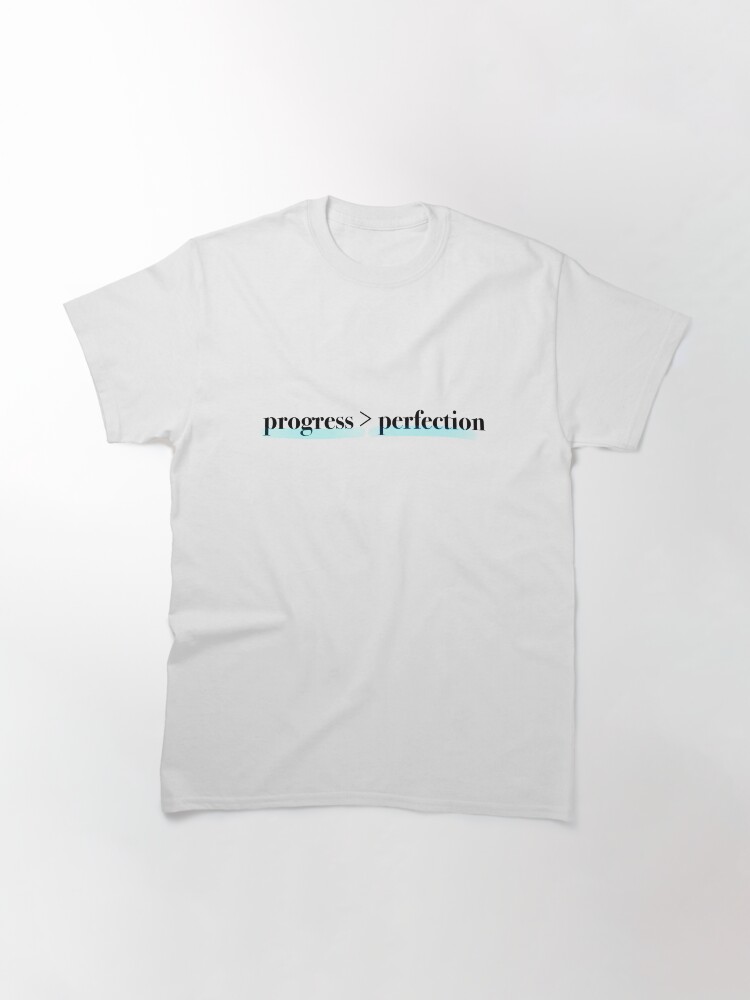 Thumbnail 3 von 7, Classic T-Shirt, Fortschritt über Perfektion designt und verkauft von planet-eye.