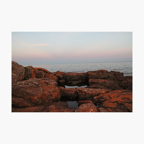 Artikelvorschau, red rocks on the water entworfen und verkauft von Trina King.