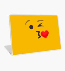 Emoji: Gesicht bläst einen Kuss Laptop Folie