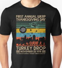 FIRST ANNUAL WKRP THANKSGIVING DAY - TURKEY DROP Slim Fit T-Shirt