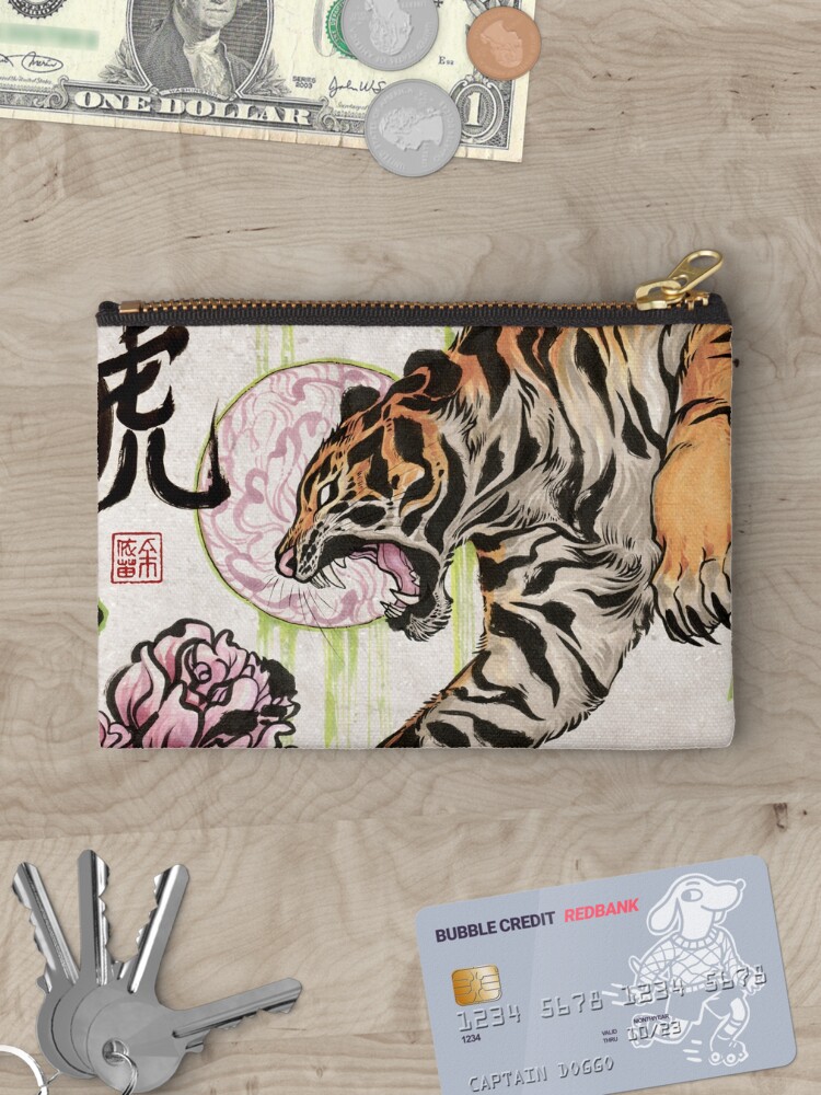 Aperçu 3 sur 4. Pochette avec l'œuvre tigre créée et vendue par kiriska.