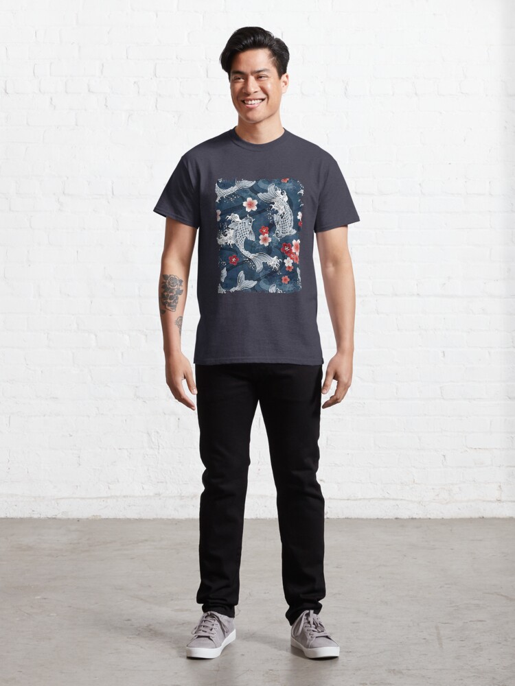 Vista alternativa de Camiseta clásica Flor de Koi Sakura en azul