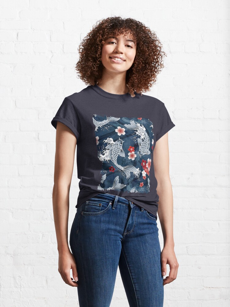Vista alternativa de Camiseta clásica Flor de Koi Sakura en azul