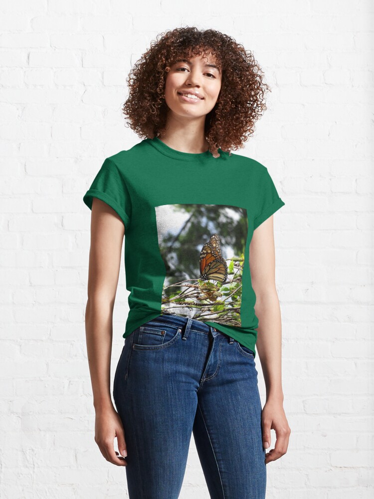 Alternate view of Monarch butterfly before flying in search of sun By Yannis Lobaina Classic T-Shirt