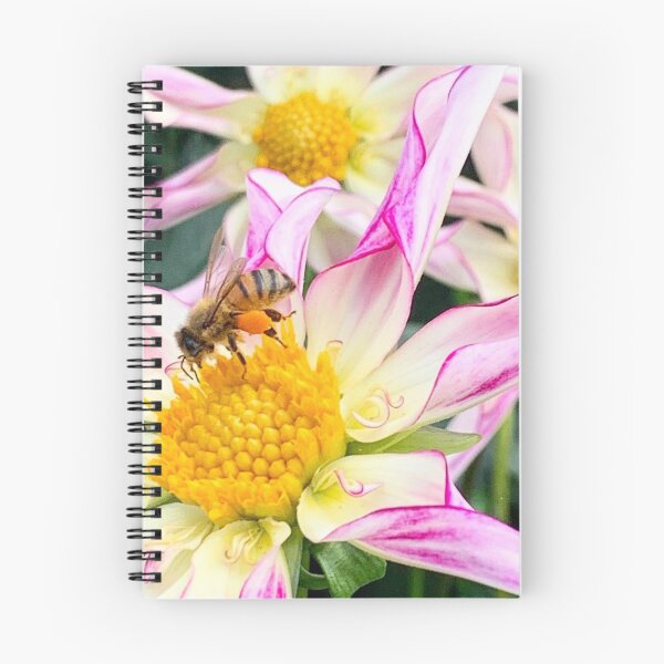 Artikelvorschau, Honigbienen und Dahlien entworfen und verkauft von madefound.
