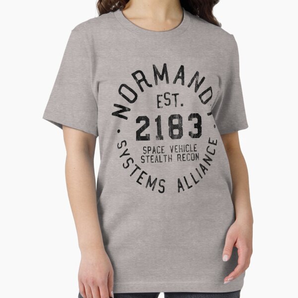 Vista previa del artículo con la obra «Camiseta deportiva SSV Normandy | Estilo deportivo Mass Effect | Estampado negro», diseñado y vendido por surik-.