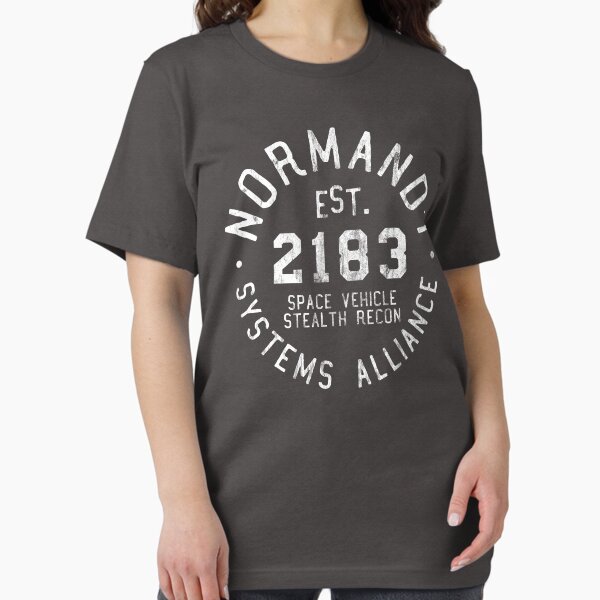 Vista previa del artículo con la obra «Camiseta deportiva SSV Normandy | Estilo deportivo Mass Effect | Estampado blanco», diseñado y vendido por surik-.