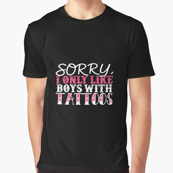 Vista previa del artículo con la obra «Lo siento yo sólo gustan los chicos con tatuajes», diseñado y vendido por Superhero Gear.