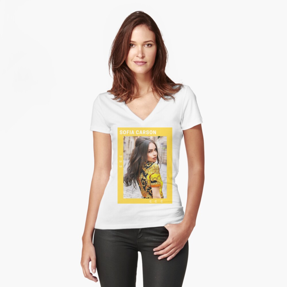 Vista previa del artículo con la obra «Camiseta entallada de cuello en V», diseñado y vendido por debnamcarson.