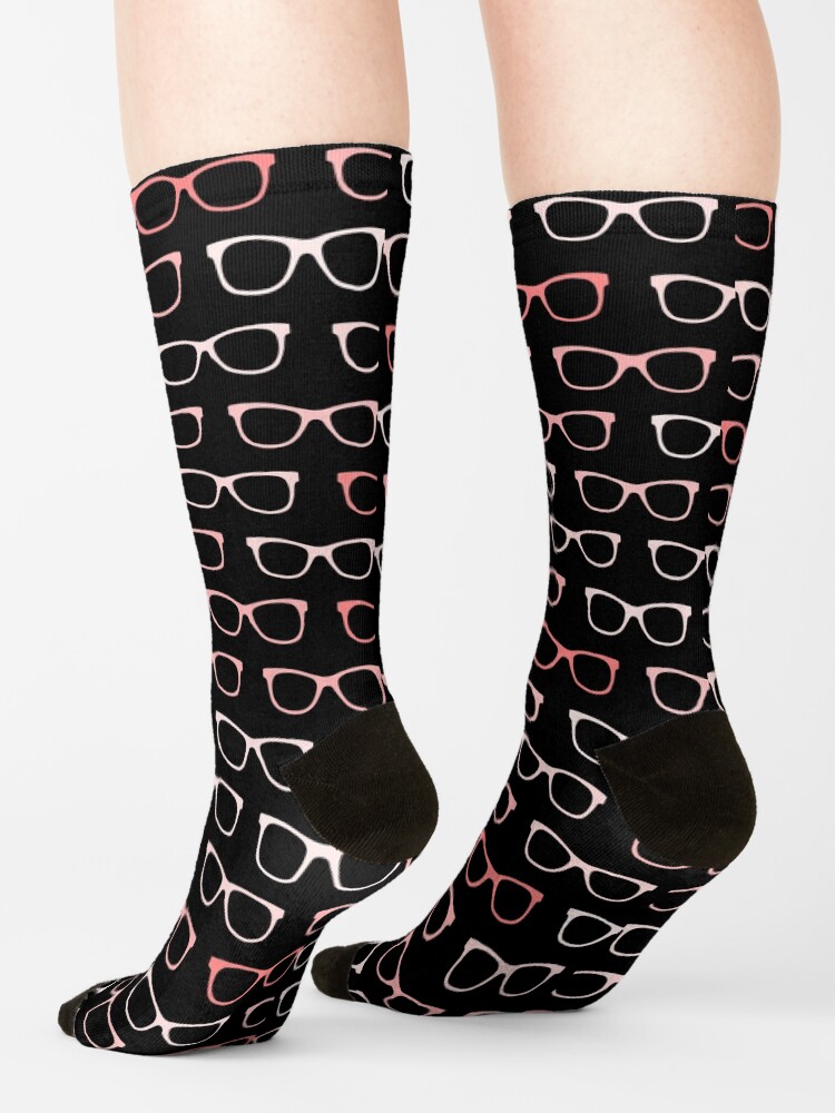 Thumbnail 4 von 5, Socken, Rosa schwarzes Hipster-Brillen-Muster designt und verkauft von whimseydesigns.