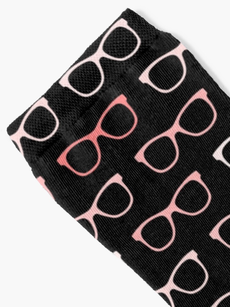 Thumbnail 2 von 5, Socken, Rosa schwarzes Hipster-Brillen-Muster designt und verkauft von whimseydesigns.