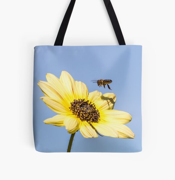 Biene im Anflug Friday for future Foto Allover-Print Tote Bag