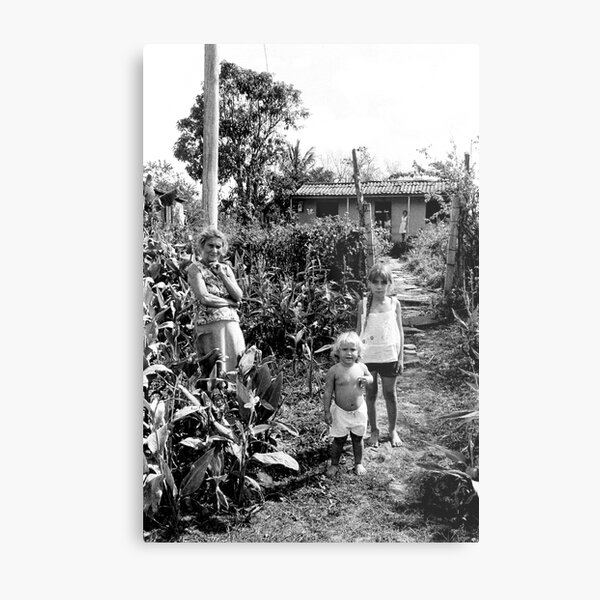 On a bike in Cuba - Family at the Roadside Metal Print