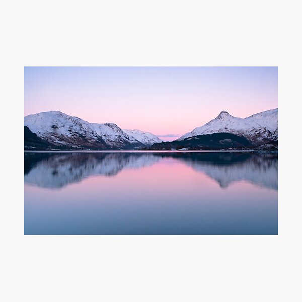 Aperçu de l'œuvre Coucher de soleil d'hiver sur le Loch Leven, Ecosse créée et vendue par JeanKellyPhoto.