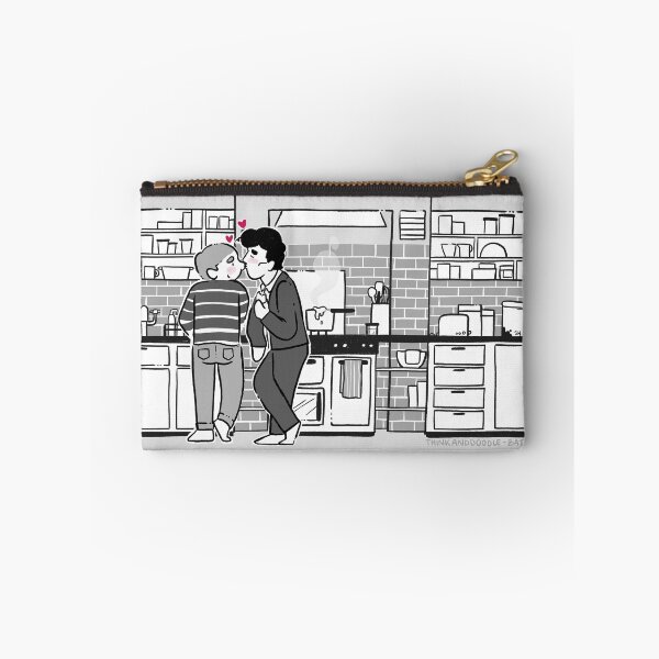 Artikelvorschau, Johnlock küsst sich in der Küche entworfen und verkauft von Thinkanddoodle.