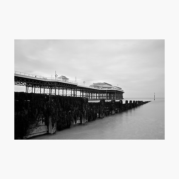 Aperçu de l'œuvre Cromer Pier & Groynes créée et vendue par Robert Geldard.