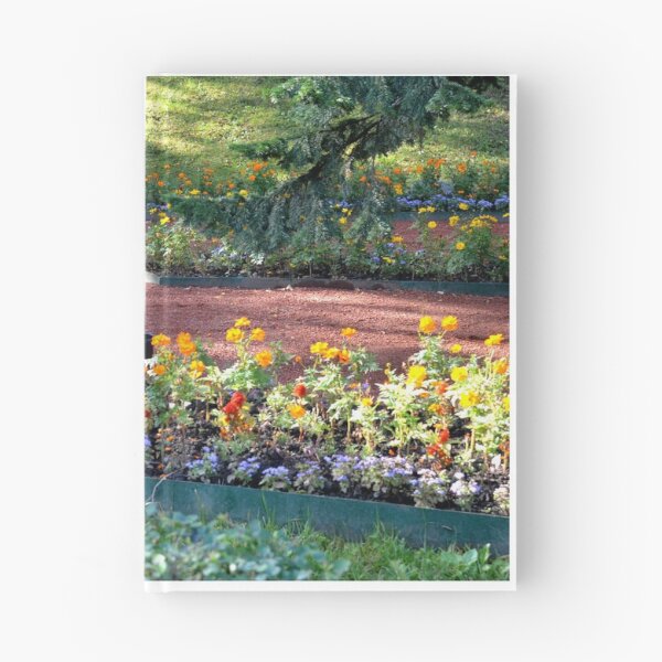 Aperçu de l'œuvre Jardinier tendant aux jardins de Peterhof, Russie créée et vendue par Margaret Shark.