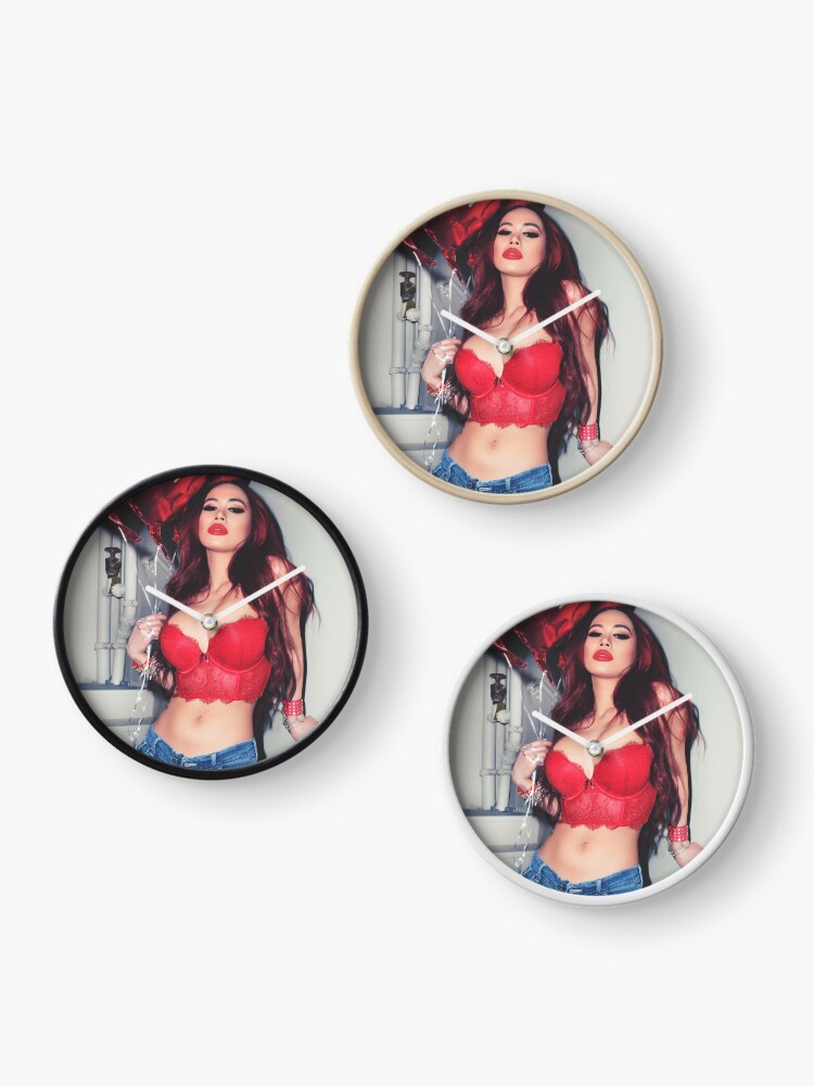 Reloj for Sale con la obra «Fotografía de moda sexy - Chica asiática sexy  con cabello rojo con globos de corazón rojo - Pinup moderno con la bella  modelo Yuni Kaye» de