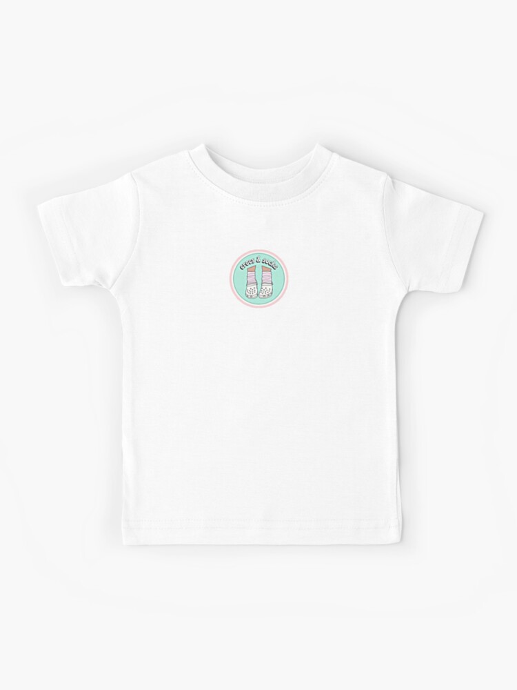 Camiseta para niños «Crocs y calcetines» de BetaniaRivera | Redbubble