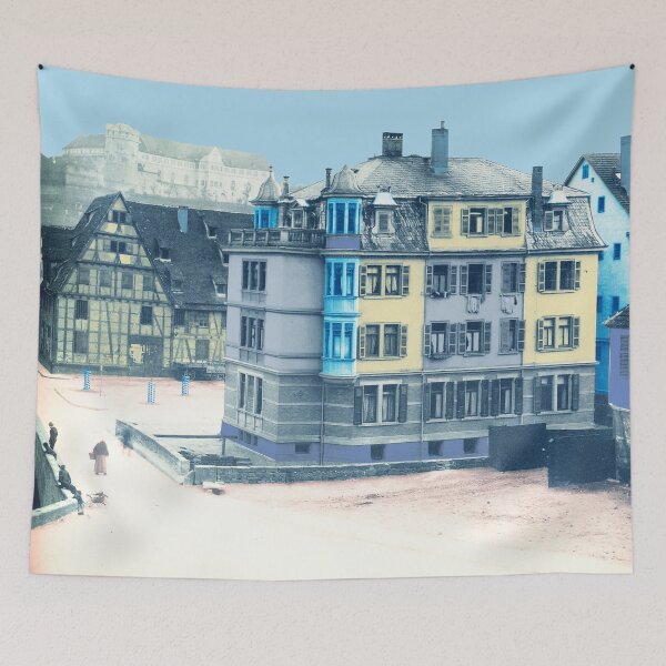 Item preview,  we stroll through the narrow streets and look at the architectural buildings. We look into the Schmiedtorstrasse with its half-timbered houses and recognize the castle in the background.
The design by mallybeau Mauswohn shows a colored collage with Schm designed and sold by Mauswohn.