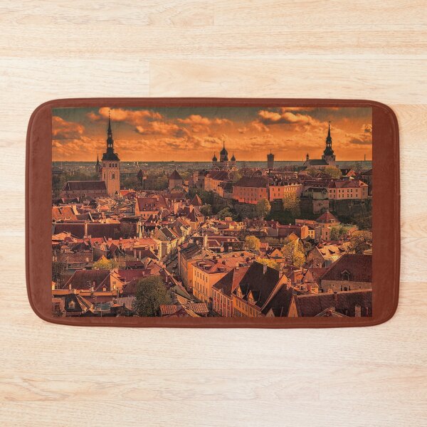 Artikelvorschau, Estland. Tallinn. Blick von der Spitze der St. Olaf Kirche. Sonnenuntergang. entworfen und verkauft von vadim19.