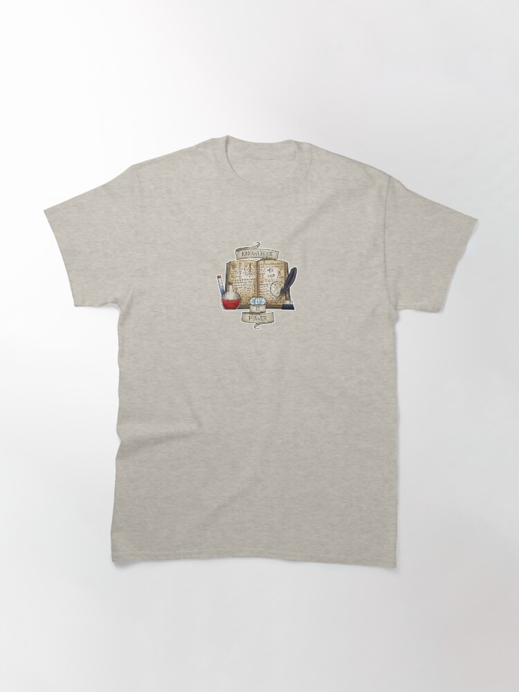 Aperçu 3 sur 7. T-shirt classique avec l'œuvre Mage - La connaissance c'est le pouvoir créée et vendue par sheppard56.