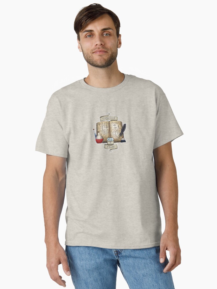 Aperçu 1 sur 7. T-shirt classique avec l'œuvre Mage - La connaissance c'est le pouvoir créée et vendue par sheppard56.