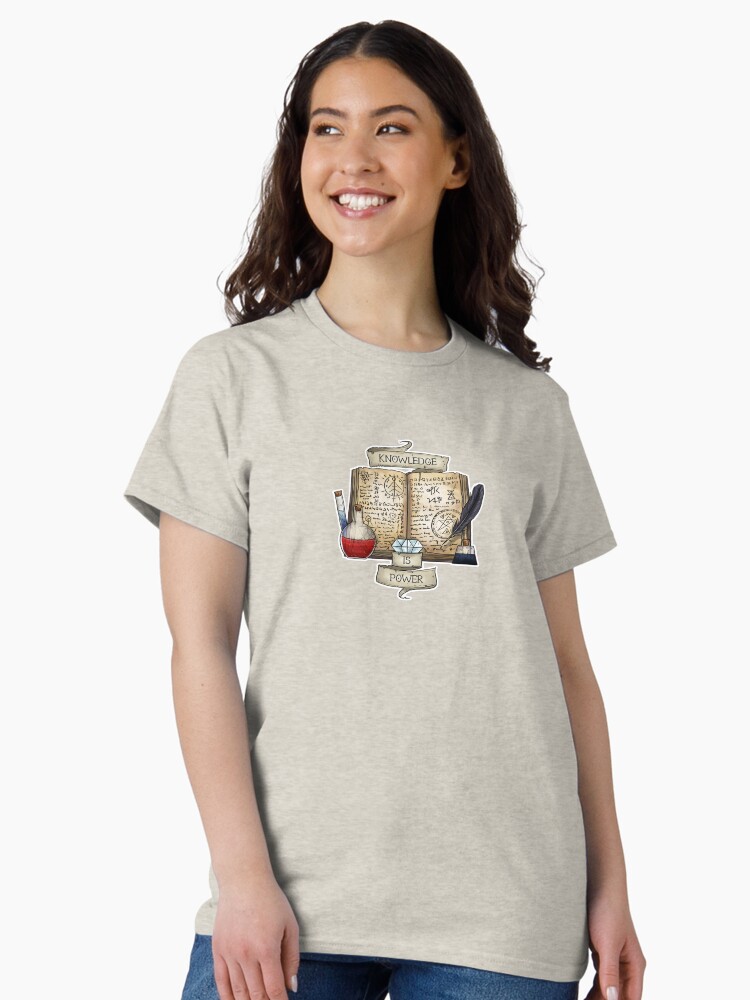 Aperçu 2 sur 7. T-shirt classique avec l'œuvre Mage - La connaissance c'est le pouvoir créée et vendue par sheppard56.