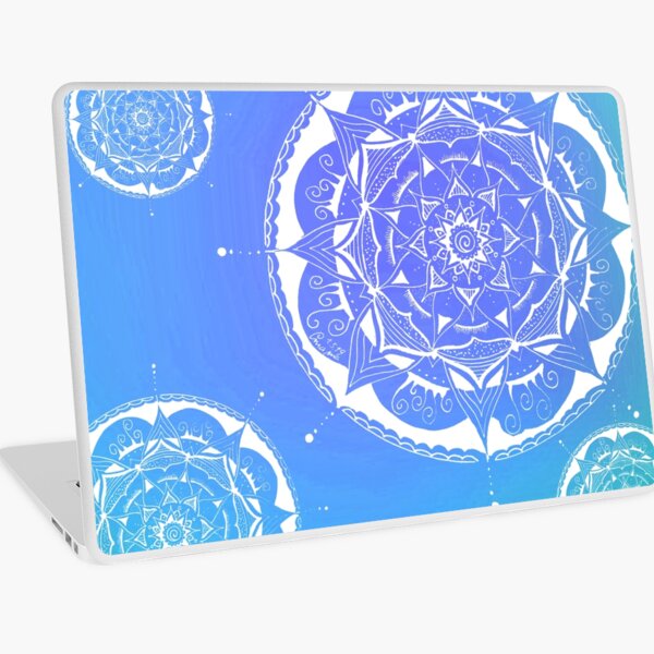 wunderschöne handgemalte Mandalas in weiß auf blau Laptop Folie
