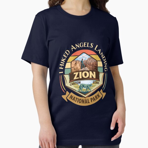 Vista previa del artículo con la obra «Parque Nacional Zion, Utah. Caminé por los desembarcos de los ángeles. Diseño de insignia retro de estilo vintage con excursionista y puma.», diseñado y vendido por SunNoonPark.